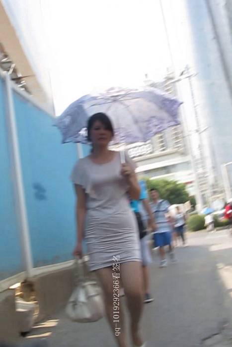 [大忽悠买丝袜街拍视频]ID0250 2012 8.3更新-准备买包臀闪亮肉丝骚妇丝袜竟然开价88一双买不起