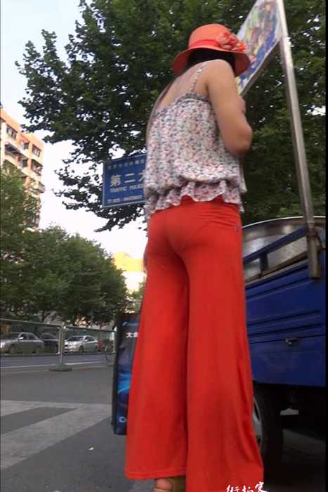 [街拍客视频]jx0202 轻透大裤管红裤少妇