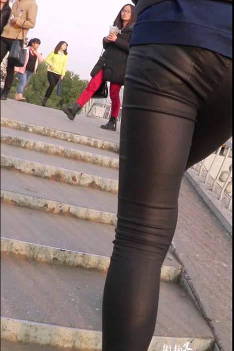 [街拍客视频]jx0473 黑色紧身裤少妇上台阶