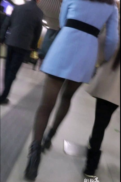 [街拍客视频]jx0480 地铁乘车的四个丝袜妞