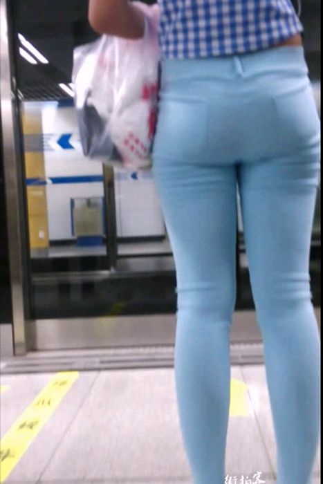 [街拍客视频]jx0490 地铁蓝色紧身裤漂亮美眉