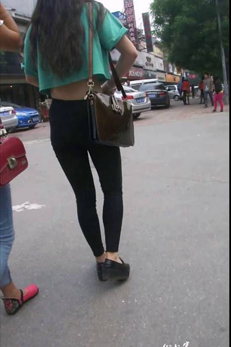 [街拍客视频]jx0700 黑色紧身裤露脐装极品美女