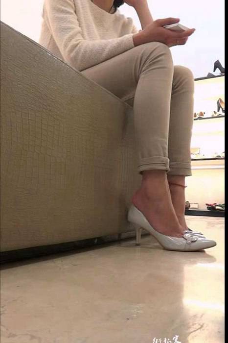 街拍视频00022上场正在试鞋的长腿紧身裤美女
