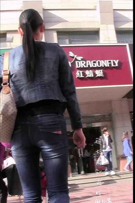 [街拍视频]00071牛仔裤把少妇的臀部裹得很紧