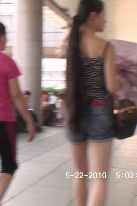 [街拍视频]00339炎炎夏日下的性感热裤长发美女